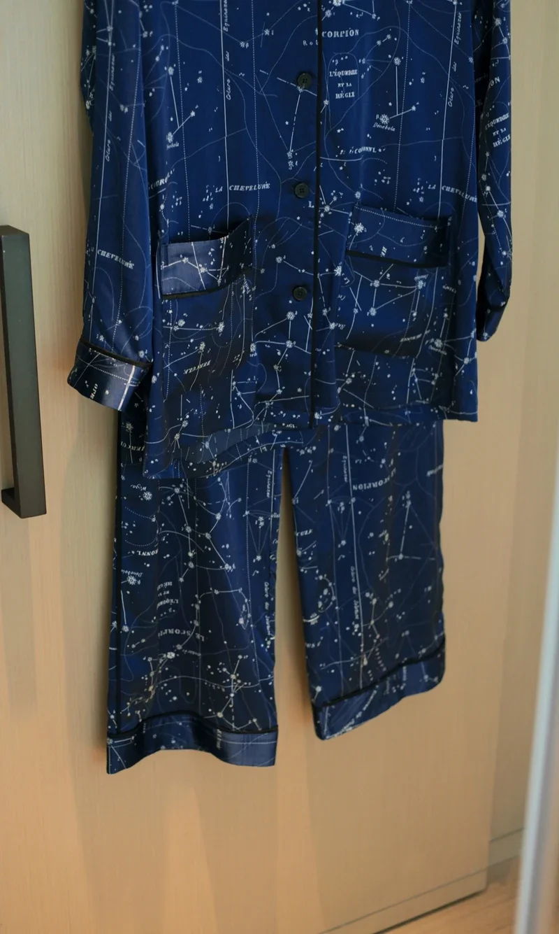 Новый комплект усовершенствованной шелковой пижамы для отдыха осенью и зимой с женскими брюками с длинными рукавами с принтом звезды Изображение 1
